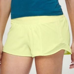 🍋lululemon yellow hotty hot shorts 2.5”